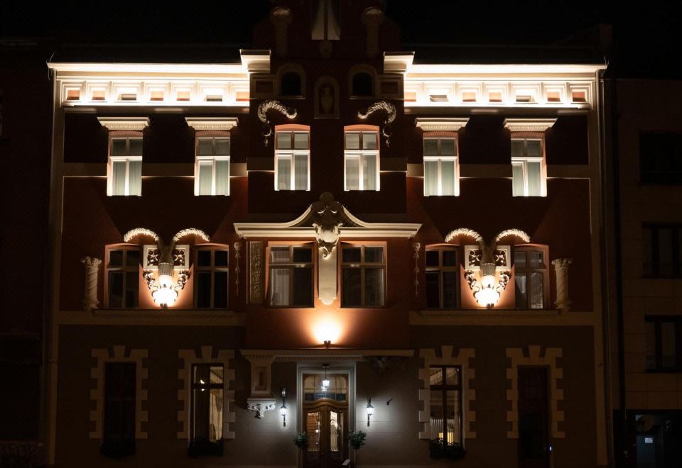 Golden Queen Hotel